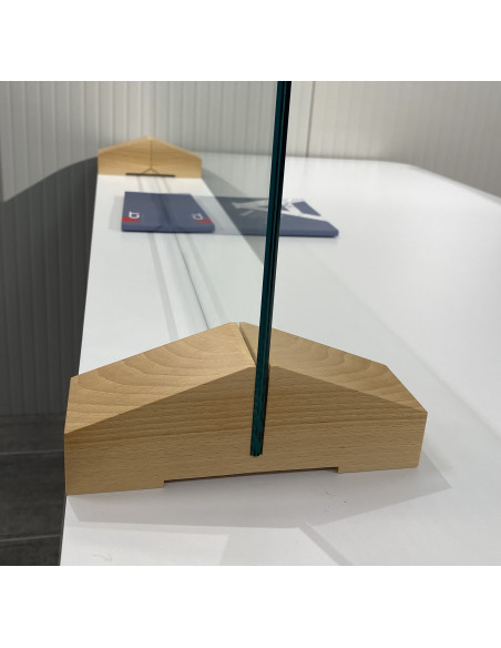 CLOISON EN VERRE FEUILLETE SUR PIEDS POUR ACCUEIL OU SEPARATION DES BUREAUX