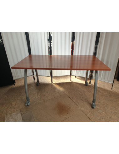 TABLE REUNION PIEDS A ROULETTES