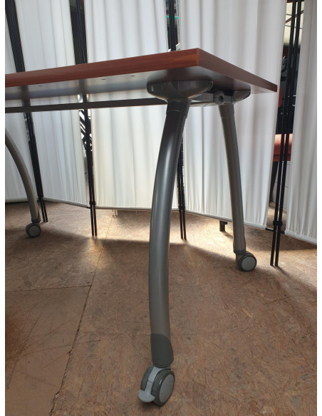 TABLE REUNION PIEDS A ROULETTES