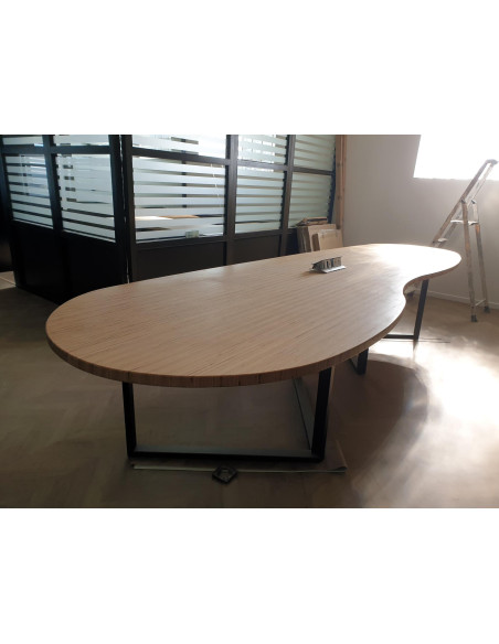 TABLE DE REUNION OVALE 10 PERSONNES - seconde main - plateau hêtre massif - pieds métal noir