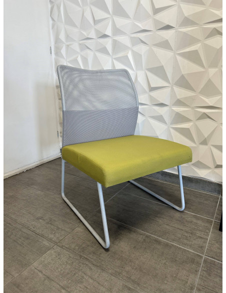 FAUTEUIL BAS LOUNGE - seconde main - assise mousse vert anis - dossier résille grise - pieds luge