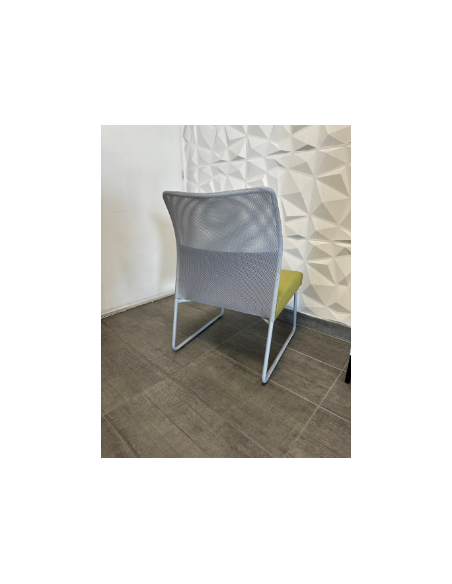 FAUTEUIL BAS LOUNGE - seconde main - assise mousse vert anis - dossier résille grise - pieds luge