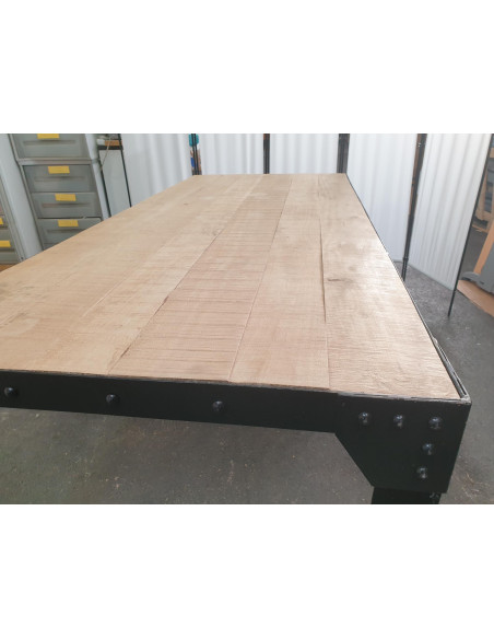 TABLE DE REUNION STYLE INDUSTRIEL - seconde main - plateau bois rustique - cadre et pieds métal  noir - dimensions 200x90x76 cm