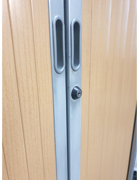 ARMOIRE HAUTE A RIDEAUX GRIS ET BOIS - seconde main - coloris corps gris - rideaux bois - dimensions L90 x H180 x P44 cm