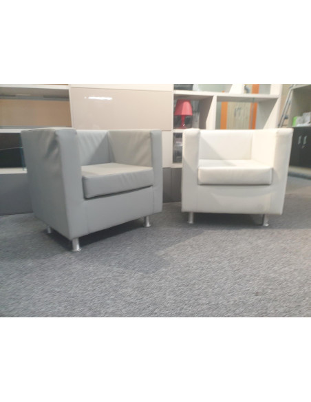 FAUTEUILS CUBE LOT DE 2 - seconde main - 1 fauteuil gris - 1 fauteuil blanc - pieds inox