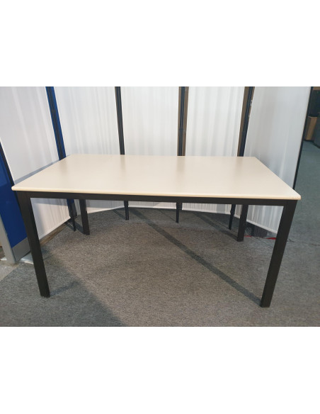 TABLE 140X80 BEIGE - seconde main - pieds métal marrons