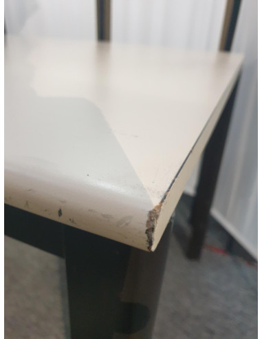 TABLE 140X80 BEIGE - seconde main - pieds métal...