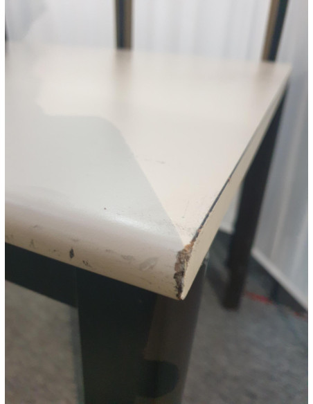 TABLE 140X80 BEIGE - seconde main - pieds métal marrons