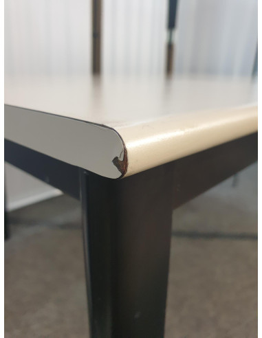 TABLE 140X80 BEIGE - seconde main - pieds métal...
