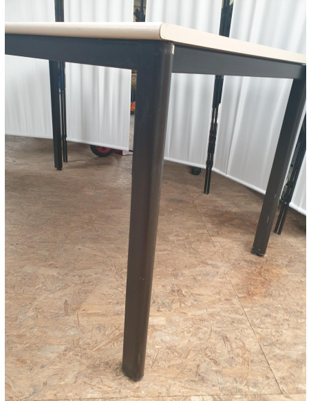 TABLE 140X80 BEIGE - seconde main - pieds métal marrons